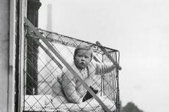 Γιατί κρεμούσαν τα μωρά σε κλουβιά;...