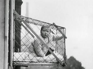 Φωτογραφία για Γιατί κρεμούσαν τα μωρά σε κλουβιά;...
