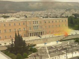 Φωτογραφία για Βίντεο - ντοκουμέντο από την επίθεση Ρουβίκωνα στη Βουλή