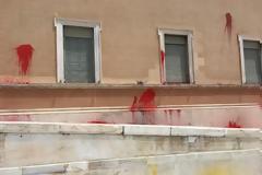 Μία σύλληψη για την επίθεση του Ρουβίκωνα με μπογιές στη Βουλή