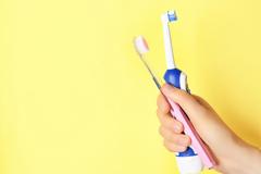 Περιοδοντίτιδα: Νέα έρευνα για την οδοντόβουρτσα -Ηλεκτρική ή παραδοσιακή;