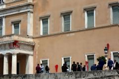 Βανδαλισμός στη Βουλή: Για πρώτη φορά δίωξη για κακούργημα στον Ρουβίκωνα