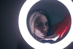 Το φως που απειλεί την όραση, προκαλεί πονοκεφάλους και οδηγεί σε ατυχήματα