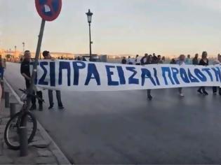Φωτογραφία για Θεσσαλονίκη: Έγραψαν σε πανό «Τσίπρα είσαι προδότης» και τους προσήγαγε η Αστυνομία
