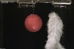 Το πείραμα της σφαίρας και του πούπουλου από τον Brian Cox