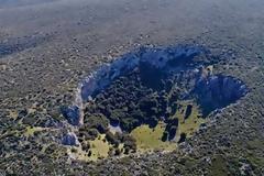 Μυστηριώδης κρατήρας στη Βοιωτία διχάζει τους επιστήμονες: Μετεωρίτης ή δολίνη; (Βίντεο)