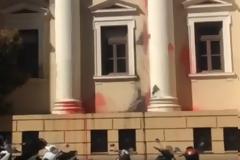 Μπογιές και στο δικαστικό μέγαρο της Πάτρας - Χτύπησαν μέσα στην 