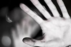 Κρήτη: Στη φυλακή η μητέρα και ο πατριός που ξύρισαν το κεφάλι της 15χρονης