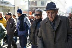 ARD: Οι συνταξιούχοι στην Ελλάδα θα πληρώσουν το 1/3 της «13ης σύνταξης» σε φόρους