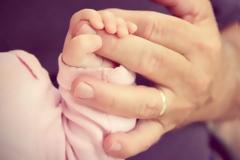 Αυξημένος ο κίνδυνος για τη μητέρα και το αγέννητο παιδί από τους μεγαλύτερους σε ηλικία πατέρες