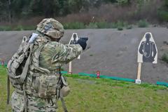 ''Πήραν φωτιά τα χακί περίστροφα''