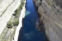 Βουτιά θανάτου έκανε γυναίκα από τη γέφυρα του Ισθμού (βίντεο)