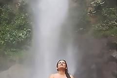 Βούτηξε γυμνή σε λίμνη και προκάλεσε την οργή των κατοίκων