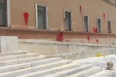 Eλεύθερος ο 35χρονος που συνελήφθη μετά την επίθεση με μπογιές στη Βουλή