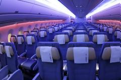 Γιατί χαμηλώνουν τα φώτα στο αεροπλάνο στην προσγείωση και την απογείωση