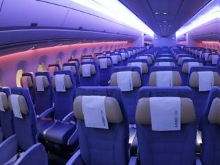 Φωτογραφία για Γιατί χαμηλώνουν τα φώτα στο αεροπλάνο στην προσγείωση και την απογείωση