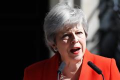 Η Τερέζα Μέι με δάκρυα στα μάτια ανακοίνωσε την παραίτησή της
