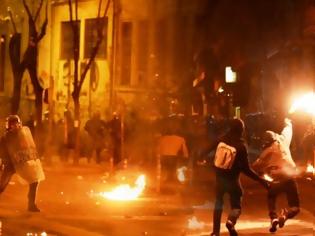Φωτογραφία για Εμπρησμοί, μολότοφ και πυροβολισμοί τη νύχτα στην Αθήνα