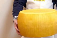 Αυτό το τεράστιο κεφάλι τυρί ζυγίζει 32 κιλά και πωλείται για $900!