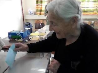 Φωτογραφία για Ψήφος 103 ετών! Η γηραιότερη ψηφοφόρος έστειλε σήμερα το δικό της μήνυμα- ΦΩΤΟ