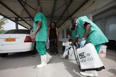 Νεκροί τέσσερις γιατροί από επιθέσεις σε δομές υγείας για τον Έμπολα