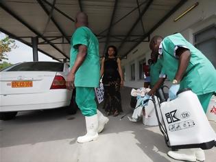 Φωτογραφία για Νεκροί τέσσερις γιατροί από επιθέσεις σε δομές υγείας για τον Έμπολα