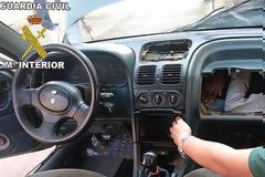 Σοκ: Άνοιξαν το ντουλαπάκι του αυτοκινήτου και είδαν κρυμμένο... έναν άνθρωπο!