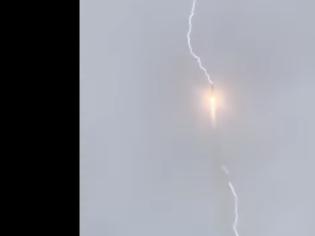 Φωτογραφία για ΒΙΝΤΕΟ.Κεραυνός χτύπησε πύραυλο Soyuz κατά την εκτόξευσή του