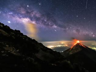 Φωτογραφία για A Volcano of Fire under a Milky Way of Stars
