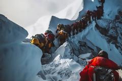 Aμερικανός ορειβάτης έχασε τη ζωή του κατά την κατάβαση από το Έβερεστ