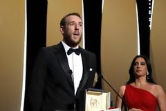 Συγκίνηση: Η στιγμή της βράβευσης του νεαρού Κεφαλλονίτη σκηνοθέτη στο φεστιβάλ των Καννών