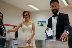 Στα εκλογικά κέντρα θα μπορούν να παντρεύονται όσα ζευγάρια αναγκαστούν να ακυρώσουν τους γάμους τους λόγω των πρόωρων εκλογών