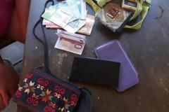 Ροδίτης βρήκε τσάντα με 800 ευρώ, κάρτες και κινητό και την παρέδωσε (pics)