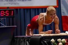 Έσπασε το παγκόσμιο ρεκόρ «σανίδας», μένοντας οριζοντιωμένη