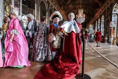 Εκατοντάδες διασκέδασαν σε πάρτι σαν τη Μαρία Αντουανέτα στις Βερσαλλίες