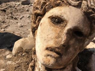 Φωτογραφία για Σπουδαία ανακάλυψη στη Ρώμη: Βρήκαν μαρμάρινη κεφαλή του Διονύσου 2.000 ετών
