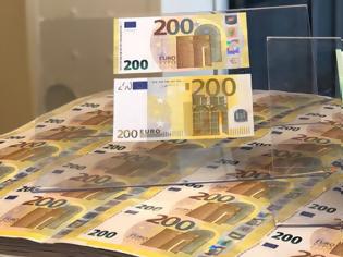 Φωτογραφία για Ετσι είναι τα νέα χαρτονομίσματα των 100 και 200 ευρώ-Ασφαλέστερα και πιο φωτεινά
