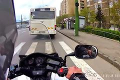 Μόλις έχασε το λεωφορείο, αλλά αυτό που ακολούθησε του έφτιαξε τη μέρα! [video]