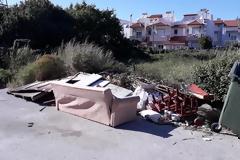 Αγανάκτηση με τα σκουπίδια και τα αγριόχορτα στην Ιαλυσό