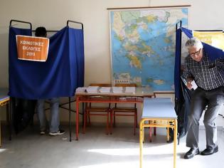 Φωτογραφία για Κατσίκες, μεθυσμένοι, κουδούνια και τηλέφωνα μέσα στο παραβάν - Ιστορίες από εκλογικά κέντρα της Κρήτη