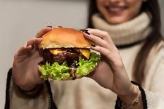 Juicy Lucy: Το Ροδίτικο μπεργκεράδικο για το οποίο μιλάει η Θεσσαλονίκη!