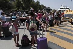 O Έλληνας ξοδεύει 64% λιγότερα χρήματα για διακοπές