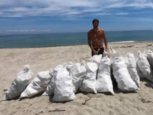 Φωτογραφία για Έλληνας ράπερ καθάρισε παραλία 1,5 χιλιομέτρου στη Λάρισα, γεμίζοντας 20 σακιά με σκουπίδια