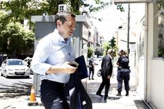 Guardian: Η ελληνική μεσαία τάξη αποδεκατίστηκε από τους φόρους της κυβέρνησης Τσίπρα