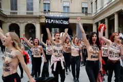 Γυμνόστηθες Femen διαμαρτυρήθηκαν για τις 60 γυναίκες που δολοφονήθηκαν φέτος στη Γαλλία