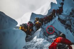 Εικόνα σοκ από το Έβερεστ: Δεκάδες ορειβάτες προσπερνούν... ένα πτώμα