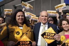 Καταρρέουν Συντηρητικοί και Εργατικοί – Στην πρώτη θέση οι Φιλελεύθεροι