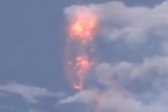 Αίτνα εκτοξεύει λάβα και στάχτη