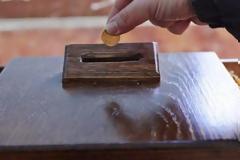 Χίος: Ιερέας πέταξε κέρματα σε βουλευτή του ΣΥΡΙΖΑ