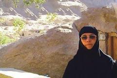 Η φοβερή ιστορία της δημοσιογράφου που έγινε μοναχή